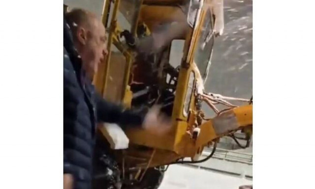 Βόλος: «Ντου» Αχιλλέα Μπέου στα εκχιονιστικά για να ανοίξουν τους δρόμους