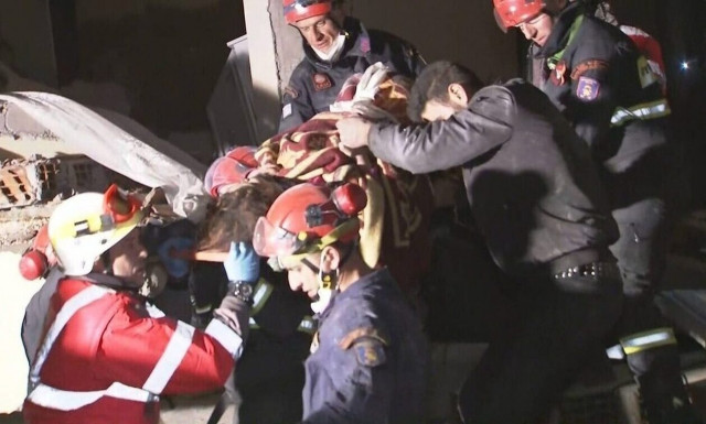 Σεισμός στην Τουρκία: Πρωταθλήτρια η ελληνική ΕΜΑΚ στις διασώσεις - Μάχη με τον χρόνο και το κρύο