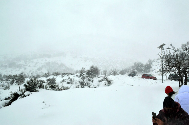 Καιρός: Θαμμένοι στα χιόνια σε Μαγνησία, Θήβα και Στενή Ευβοίας από την κακοκαιρία Μπάρμπαρα