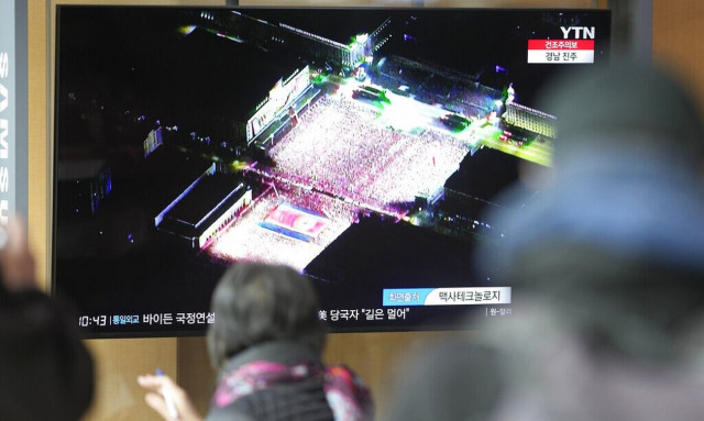 Βόρεια Κορέα: Παρουσίασε αριθμό ρεκόρ βαλλιστικών πυραύλων σε νυχτερινή παρέλαση