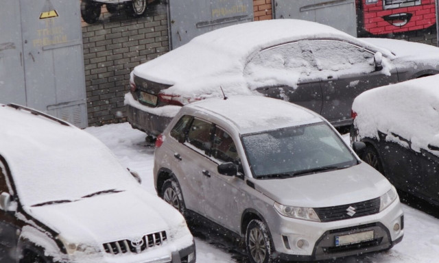Παγετός: Πώς να απομακρύνουμε τον πάγο από τα τζάμια του αυτοκινήτου μας
