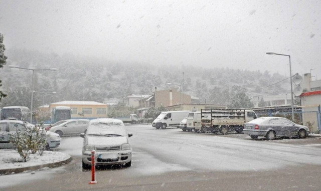 Κακοκαιρία Μπάρμπαρα: Πώς θα λειτουργήσουν σήμερα Πέμπτη τα σχολεία, τα καταστήματα και το Δημόσιο