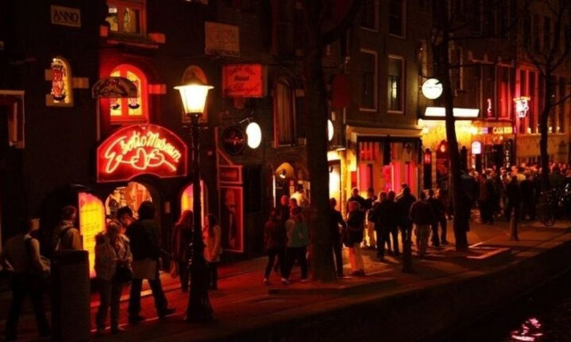 Το Άμστερνταμ θα απαγορεύσει την κάνναβη στην περιοχή των Red Light