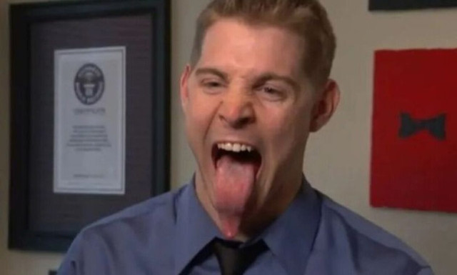 Ο άνδρας με τη μεγαλύτερη γλώσσα στο κόσμο: «Χρησιμοποιώ την γλώσσα μου ως πινέλο ζωγραφικής»