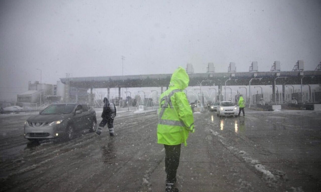 Κακοκαιρία Μπάρμπαρα - Αφίδνες: Δραματική διάσωση μωρού 11 μηνών με σπασμούς - Οι ήρωες πυροσβέστες