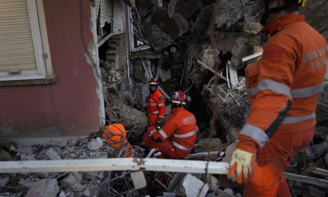 Σεισμός Τουρκία - Μανώλης Κωστίδης: Την ώρα του ρεπορτάζ Τούρκοι του δείχνουν νεκρό συγγενή τους