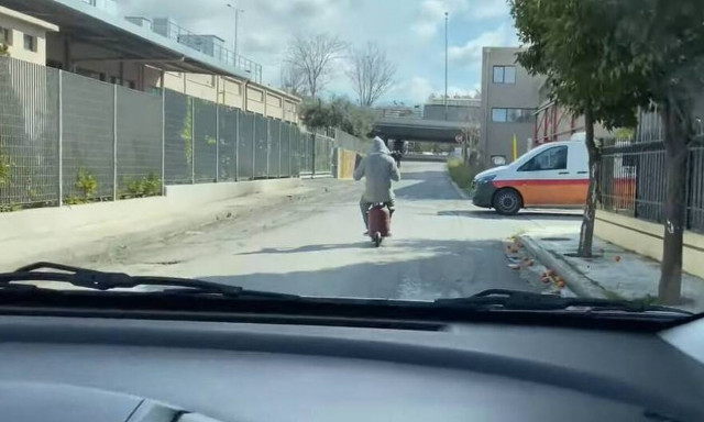 Κηφισός: Ασυνείδητος οδηγούσε ανάποδα με ηλεκτρικό πατίνι πάνω σε... μπουκάλα υγραερίου