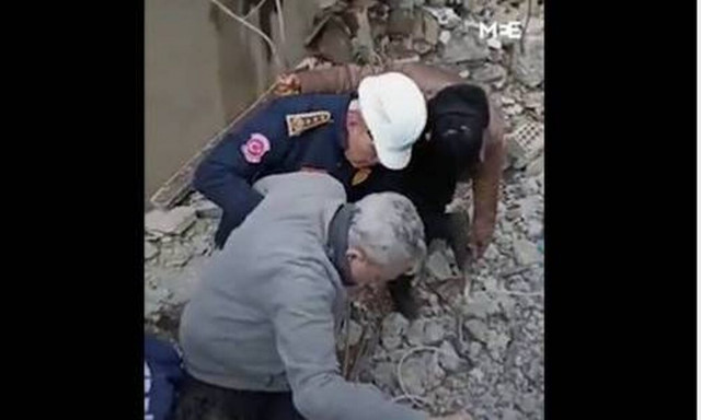 Σεισμός στην Τουρκία: Διασώστης έβγαλε τις μπότες τους και τις πρόσφερε σε επιζώντα