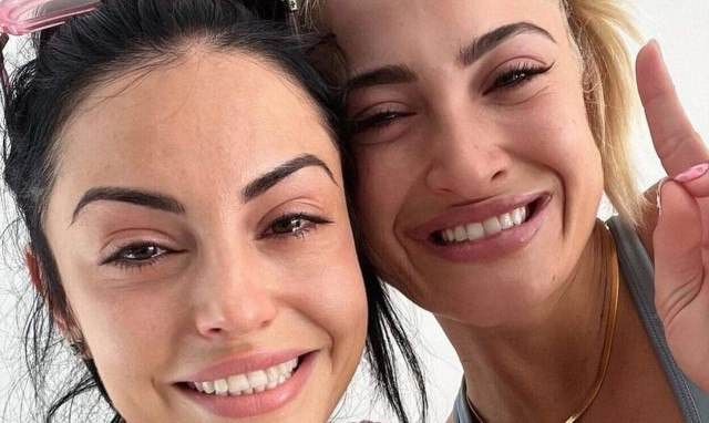 Δήμητρα Αλεξανδράκη: Φωτογραφίζει την Ιωάννα Τούνη να θηλάζει τον γιο της