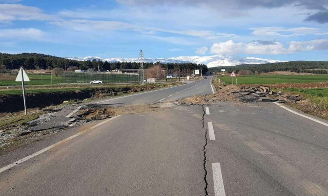 Σεισμός στην Τουρκία: Άνοιξε η γη στα δύο - Αδιανόητες εικόνες και βίντεο