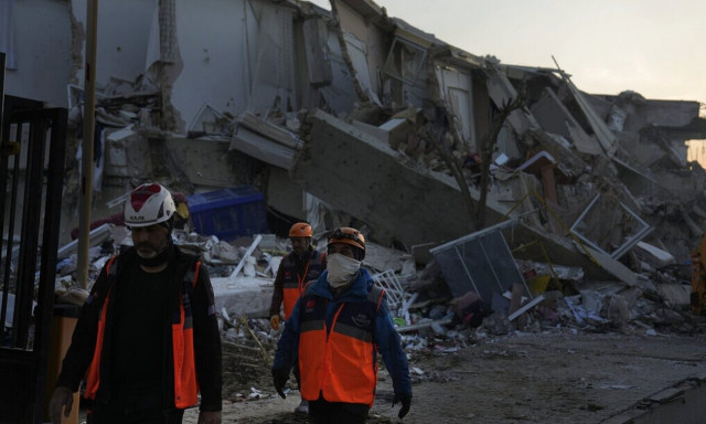 Ιστορίες επιβίωσης μέσα από τα συντρίμμια του σεισμού