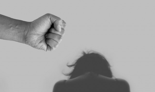 Βόλος: Σάλος με καταγγελία γυναίκας για τον σύζυγό της – Της χτυπούσε το κεφάλι στο πάτωμα