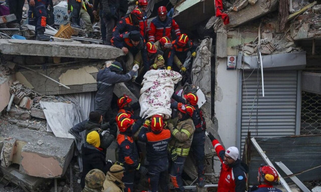 Σεισμός Τουρκία: Δύο γυναίκες ανασύρθηκαν ζωντανές 122 ώρες μετά τον σεισμό