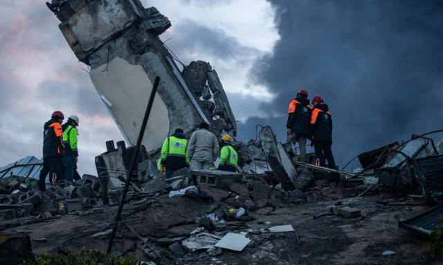 Σεισμός στην Τουρκία: Αποκλειστικά βίντεο από τη μάχη της ΕΜΑΚ στα συντρίμμια
