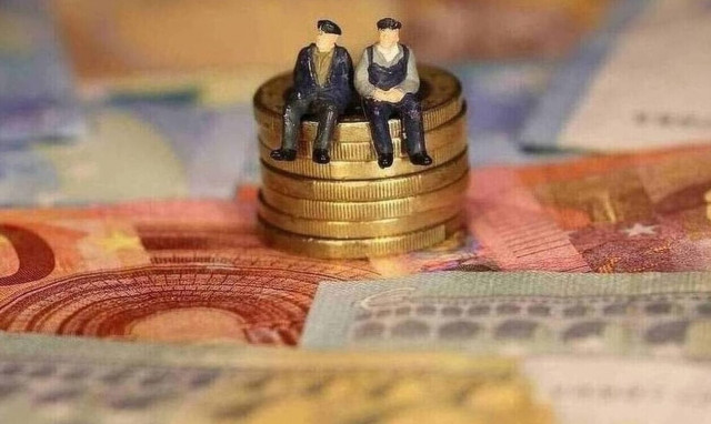 Συντάξεις: Πριν από το Πάσχα τα δώρα του ΕΦΚΑ