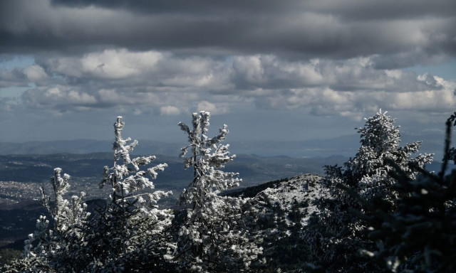 Ο καιρός αύριο: Νεφώσεις, τοπικές βροχές και παγετός