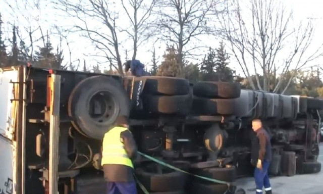 Λεωφόρος Αθηνών: Προσοχή! Καραμπόλα έξι οχημάτων και ανατροπή φορτηγού