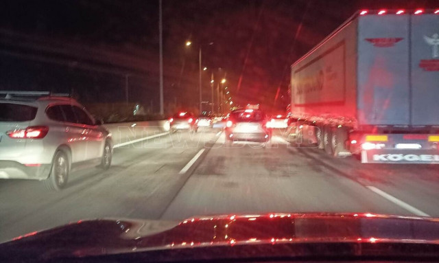 Ταλαιπωρία για οδηγούς στα Οινόφυτα: Τρέιλερ με ξύλα εξετράπη της πορείας του