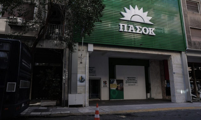 Το ΠΑΣΟΚ στις συμπληγάδες των εκλογών