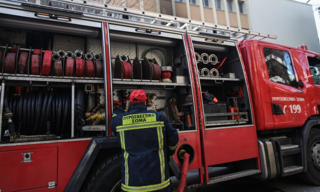 Πυρκαγιά σε εγκαταλελειμμένο κτήριο στο κέντρο της Αθήνας