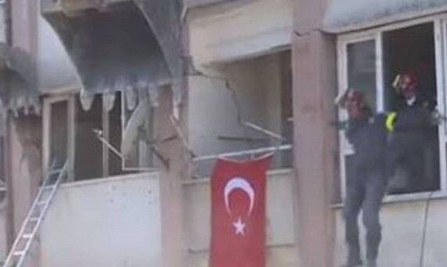 Σεισμός Τουρκία: Διασώστες στην Αντιόχεια πηδούν από το παράθυρο μετά μετασεισμό (vid)