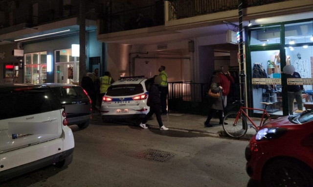 Λάρισα: Νεαρός σε αμόκ πετούσε καρέκλες και γλάστρες σε κεντρικό δρόμο