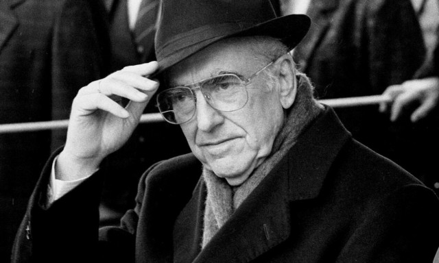 Σε δημοπρασία τα εμβληματικά γυαλιά του Ανδρέα Παπανδρέου