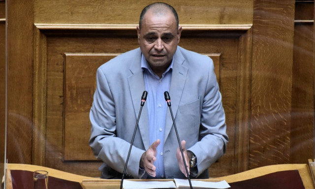 Νεκτάριος Σαντορινιός: Άφησαν λουλούδια στο έδρανό του στη Βουλή - Έγινε ενός λεπτού σιγή