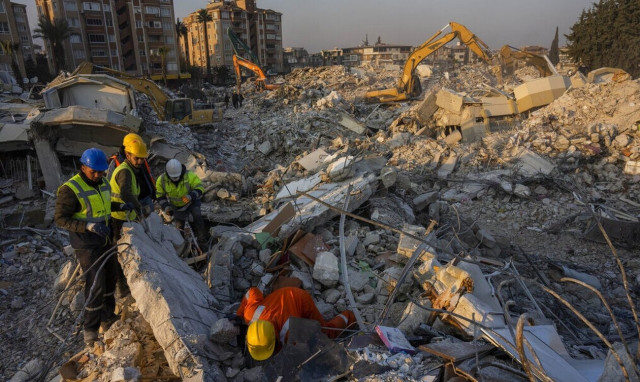 Διασώστες απεγκλωβίζουν ακόμη ανθρώπους μία εβδομάδα μετά τον σεισμό
