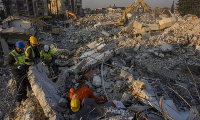 Σεισμός στην Τουρκία: Γυναίκα κατάφερε να βγει από τα χαλάσματα μετά από 203 ώρες