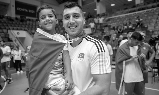 Σεισμός στην Τουρκία: Νεκρός ο αρχηγός της εθνικής χάντμπολ κι ο 5χρονος γιος του