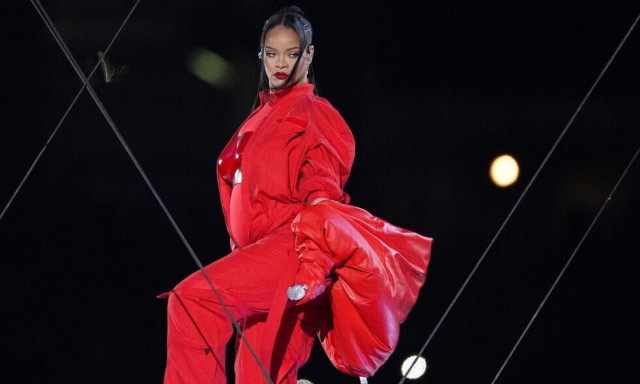 Bright like a diamond: Η Ριάνα έλαμψε με το διαμαντένιο δαχτυλίδι της αξίας 1 εκατ. στο Super Bowl