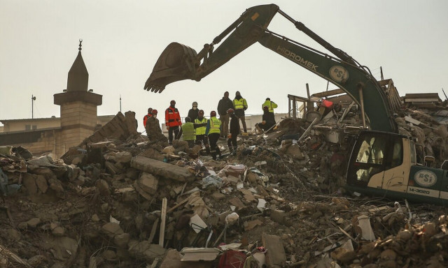 Σεισμός στην Τουρκία: Ίχνη ζωής στα ερείπια - Διασώστες εντόπισαν γιαγιά, μαμά και μωρό
