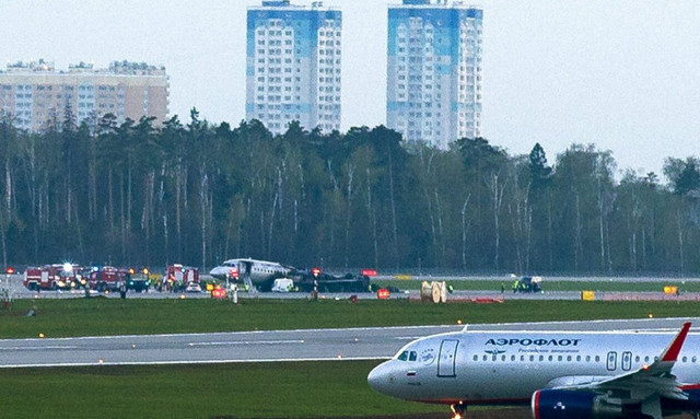 Ρωσία: Σάλος σε πτήση - Ημίγυμνη γυναίκα προσπάθησε να μπει στο πιλοτήριο, δάγκωσε αεροσυνοδό