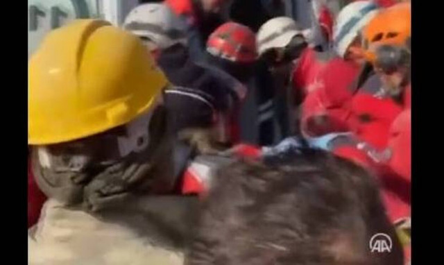 Σεισμός στην Τουρκία: 42χρονη ανασύρθηκε ζωντανή από τα συντρίμμια μετά από 222 ώρες (vid)