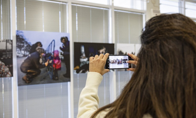 Εγκαίνια για την έκθεση φωτογραφίας Leaving behind με θέμα τον πόλεμο στην Ουκρανία