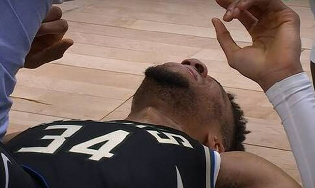 Γιάννης Αντετοκούνμπο: Έπεσε στο παρκέ και «πάγωσε» το γήπεδο