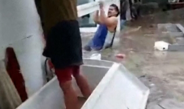 Νέα Ζηλανδία: Κολυμπούσαν και επέπλεαν μέσα σε ψυγεία για να σωθούν σε πλημμυρισμένο χωριό