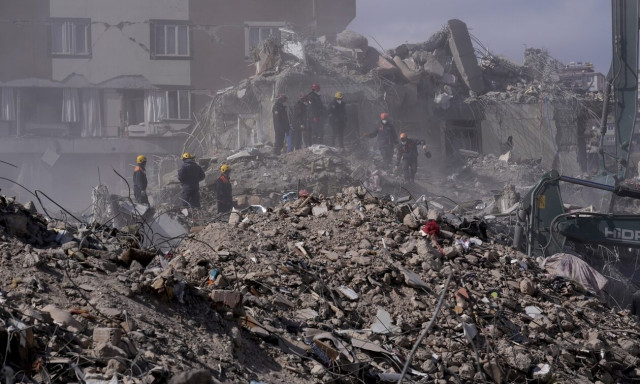 Τούρκος δημοσιογράφος μετά τον σεισμό: «Ξυπνήστε, δεν είναι εχθροί οι Έλληνες»