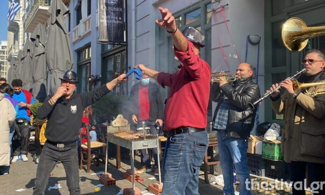 Τσικνοπέμπτη: Γλέντια, χοροί και… πολλά σουβλάκια στη Θεσσαλονίκη