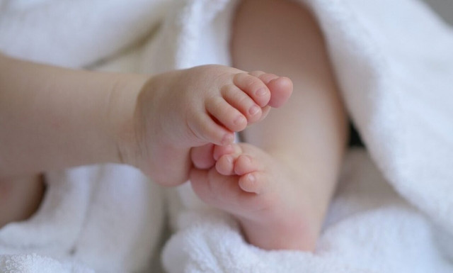 Αχαΐα: Μητέρα στο εδώλιο για τον θάνατο του βρέφους της - Κατηγορείται ότι του έδινε αλκοόλ