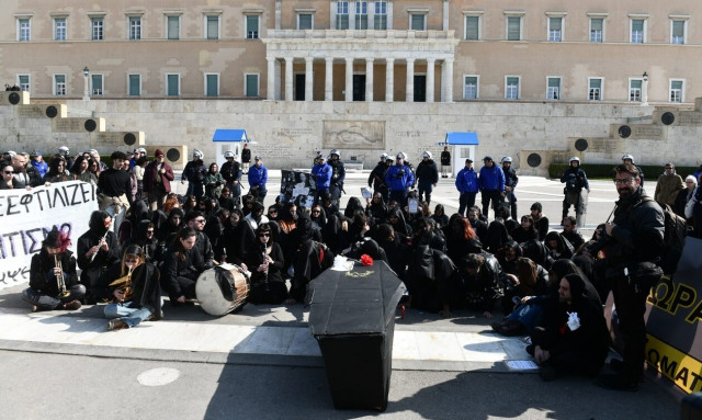 Μαυροφορεμένοι καλλιτέχνες «κηδεύουν» τον Πολιτισμό - Η διαμαρτυρία έξω από το ΣτΕ