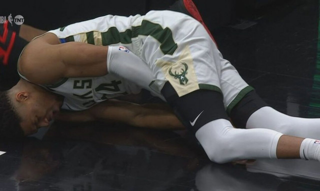 Γιάννης Αντετοκούνμπο: Η στιγμή που τραυματίζεται στον καρπό - Ανησυχία στους Μπακς