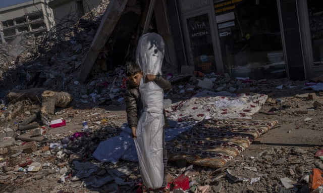 Τούρκος Αξιωματούχος ισχυρίζεται ότι τον σεισμό τον προκάλεσαν πολεμικοί δορυφόροι