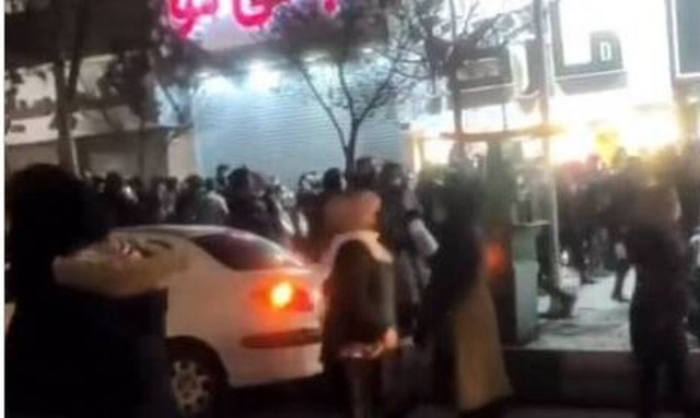 Χάος στο Ιράν: Νυχτερινές διαδηλώσεις συγκλόνισαν τη χώρα