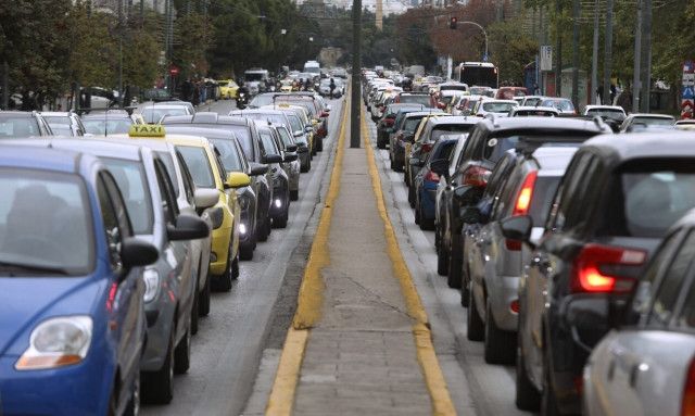 Γιατί αυξήθηκε πάλι η κίνηση στους δρόμους;