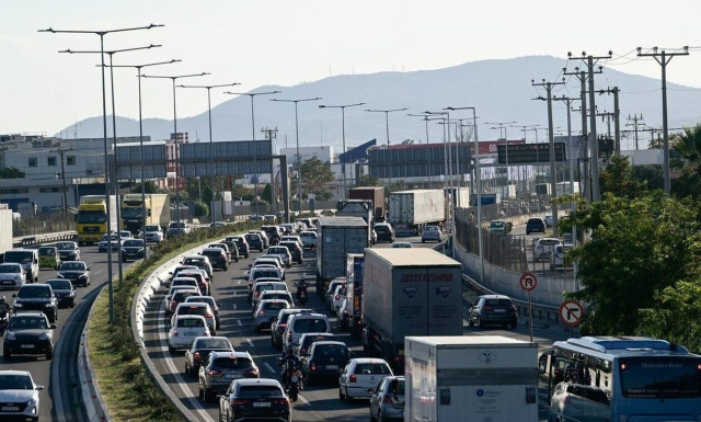 «Κόλαση» ο Κηφισός και ουρές χιλιομέτρων από ακινητοποιημένα οχήματα λόγω καραμπόλας