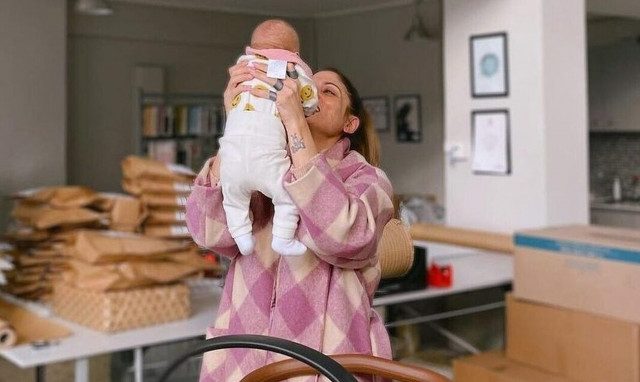 Μαίρη Συνατσάκη: Θηλάζει την κόρη της μέσα στο αυτοκίνητο