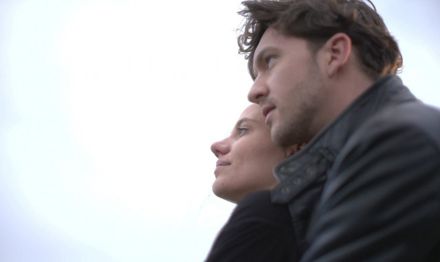 Μαύρο Ρόδο: Η Ελισάβετ και ο Πέτρος περνούν μια ρομαντική μέρα στην παραλία