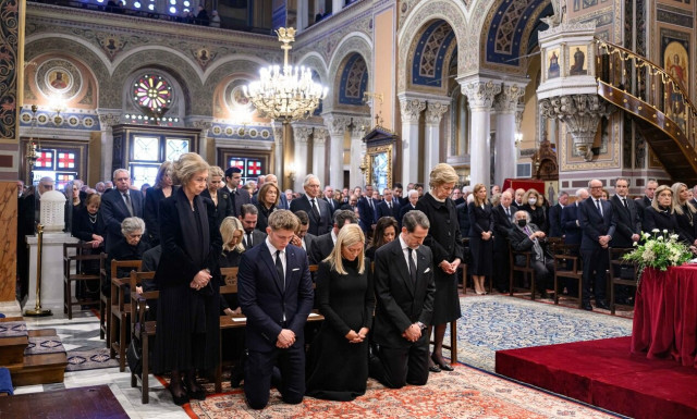 Μνημόσυνο τέως βασιλιά Κωνσταντίνου: Γονάτισαν τα παιδιά και εγγόνια του στη Μητρόπολη